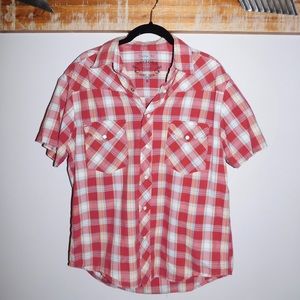 Men’s surfer/skater look short-sleeved button up